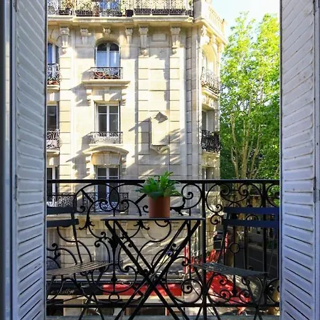 43m With Balcony In The Heart Of Apartment Paris
